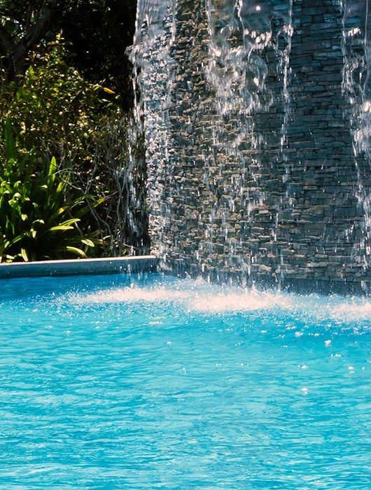 cascata acqua piscina salubre