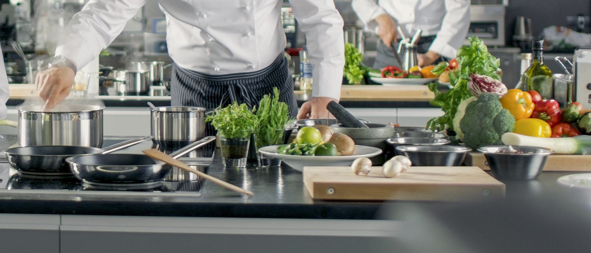 cucina chef ortaggi tavolo igienizzato