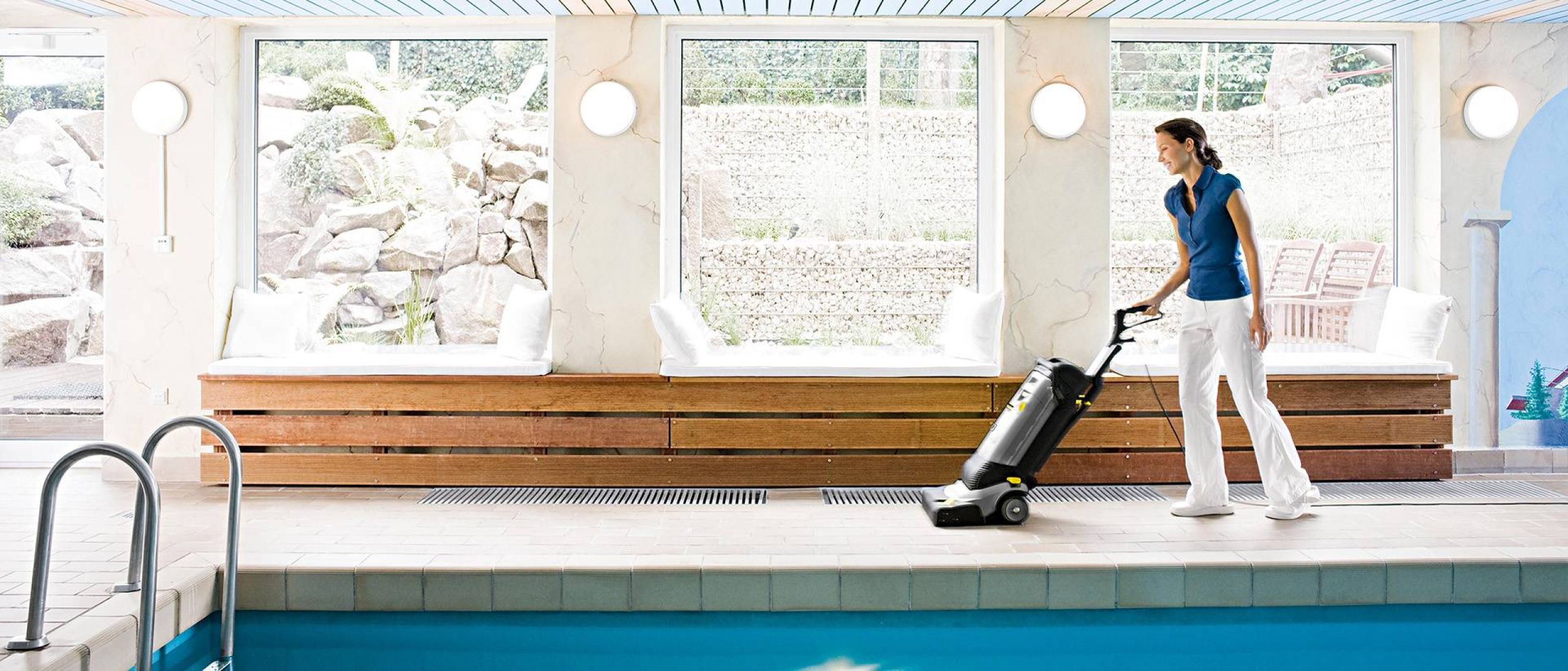 donna manutenzione ordinaria piscina interna