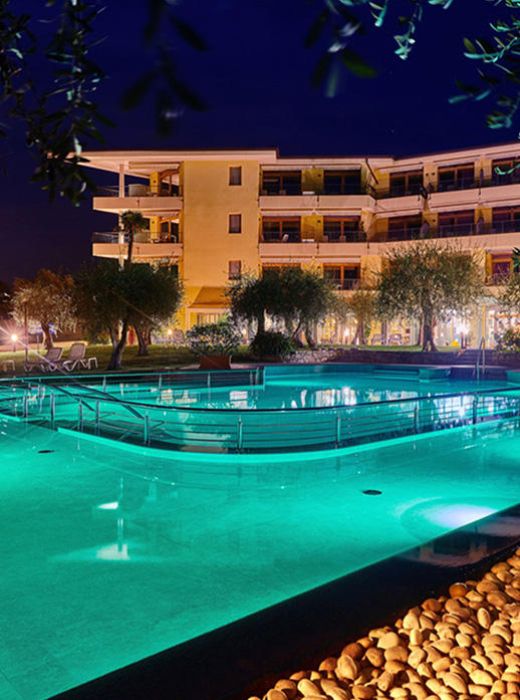 hotel illuminato piscina esterna spa