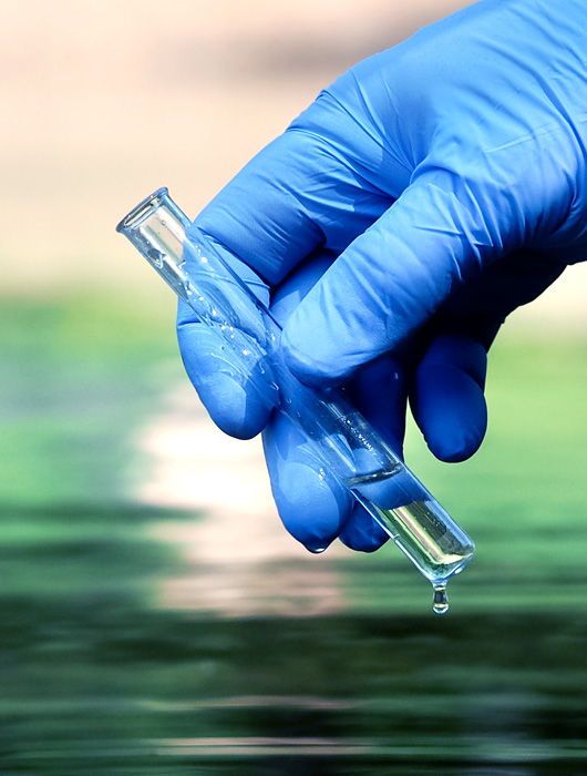 mano provetta analisi acque ambientali
