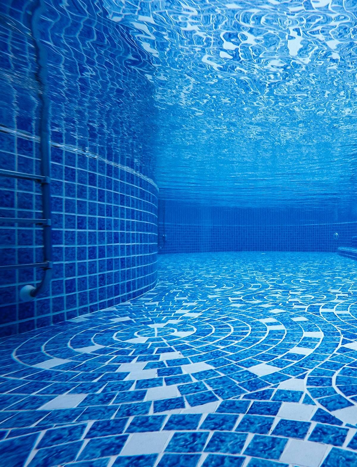 piastrelle blu mosaico piscina personalizzata