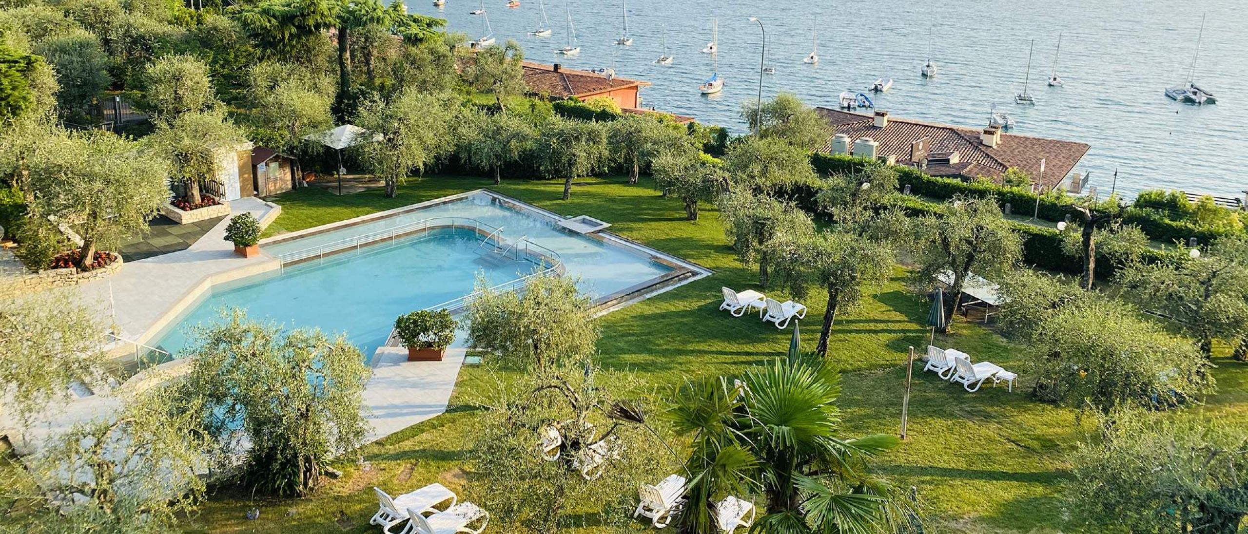 piscina esterna giardino resort lago