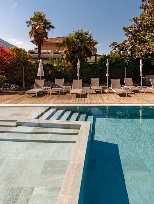 piscina esterna hotel lusso