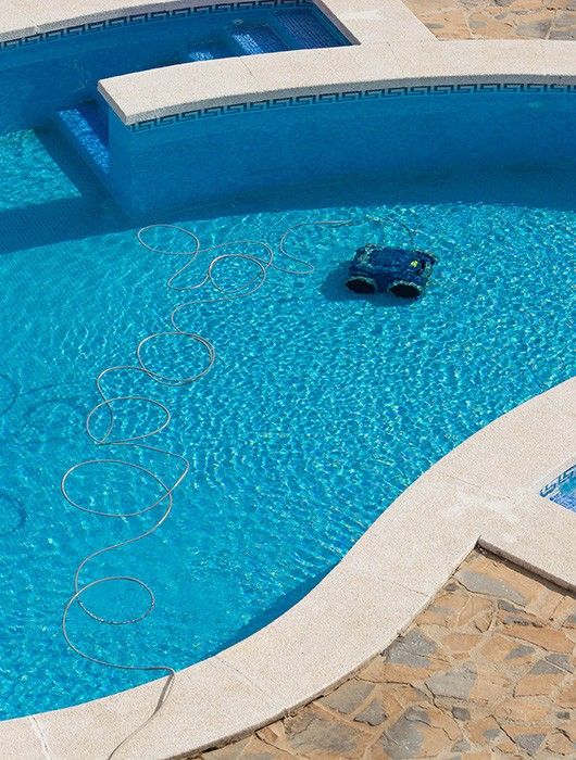 piscina esterna manutenzione fondo