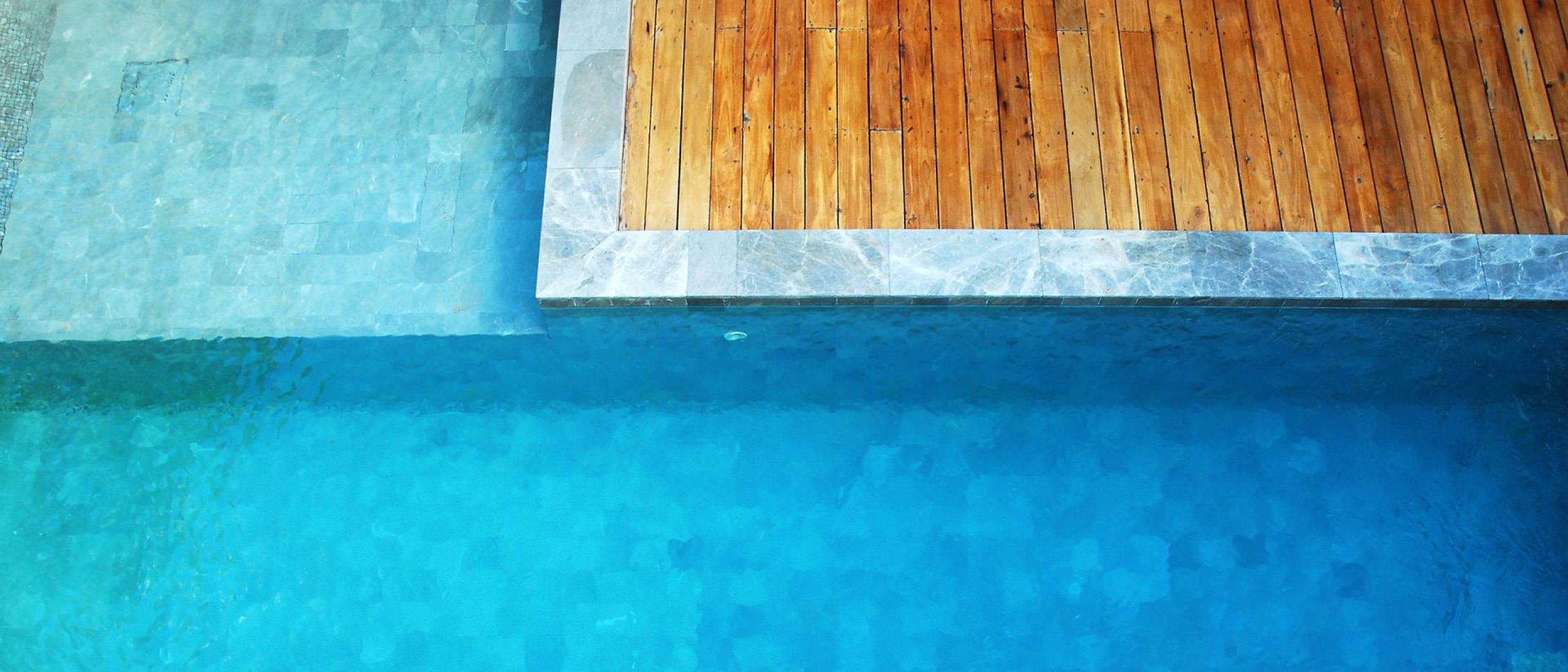 piscina esterna pavimentazione legno