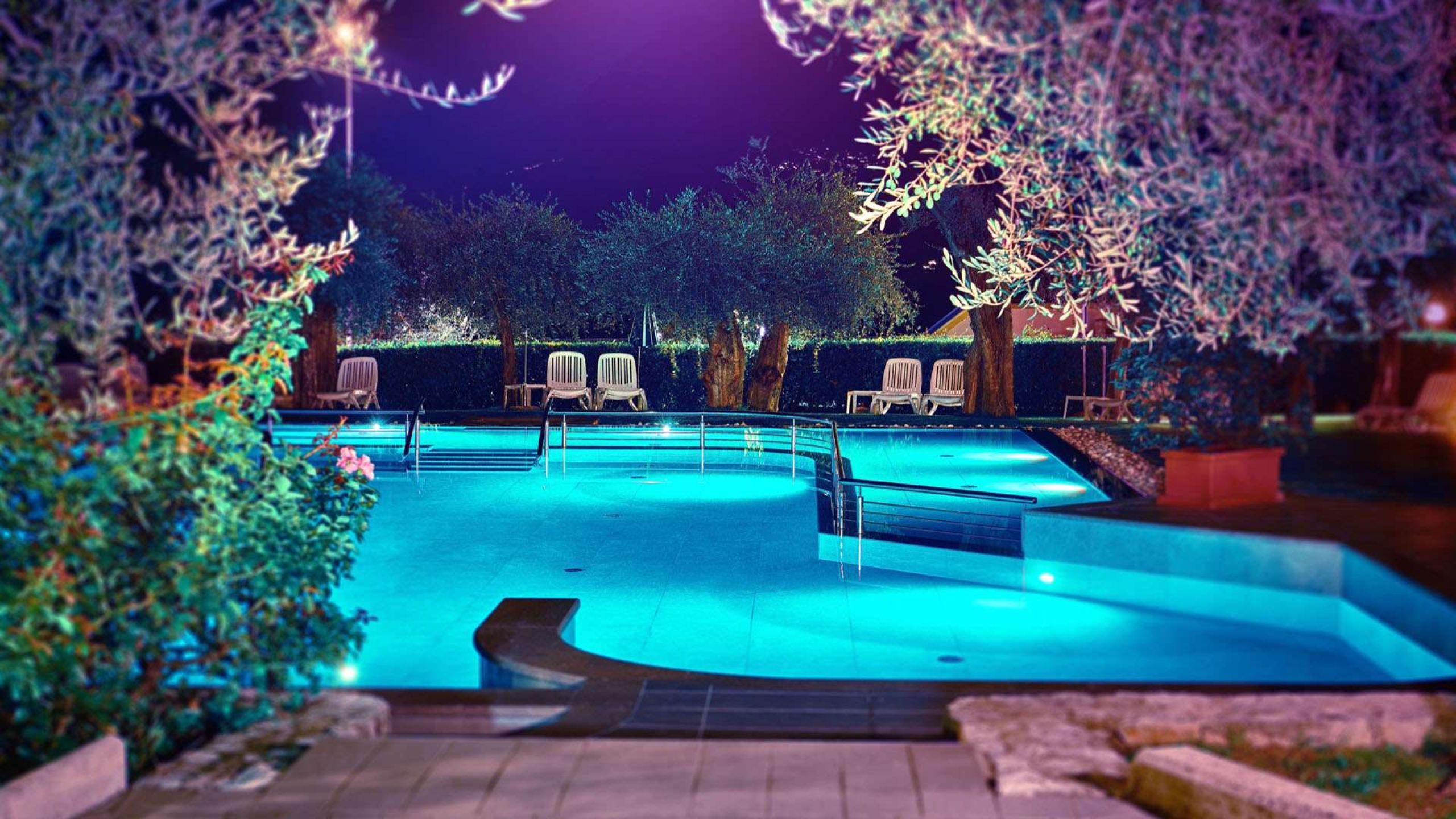 piscina hotel esterna illuminata