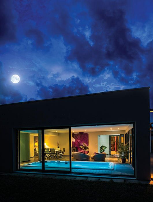 piscina interna illuminata notte