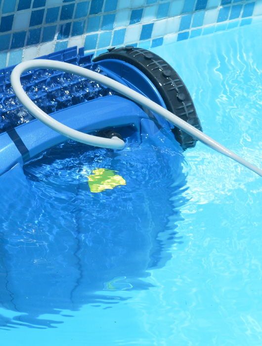pulizia acqua piscina fondo