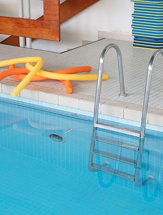 scaletta attrezzi piscina