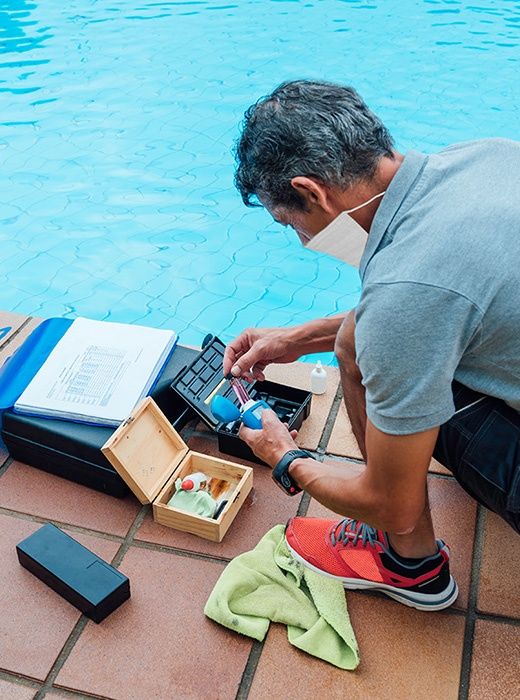 tecnico analisi ph cloro piscina