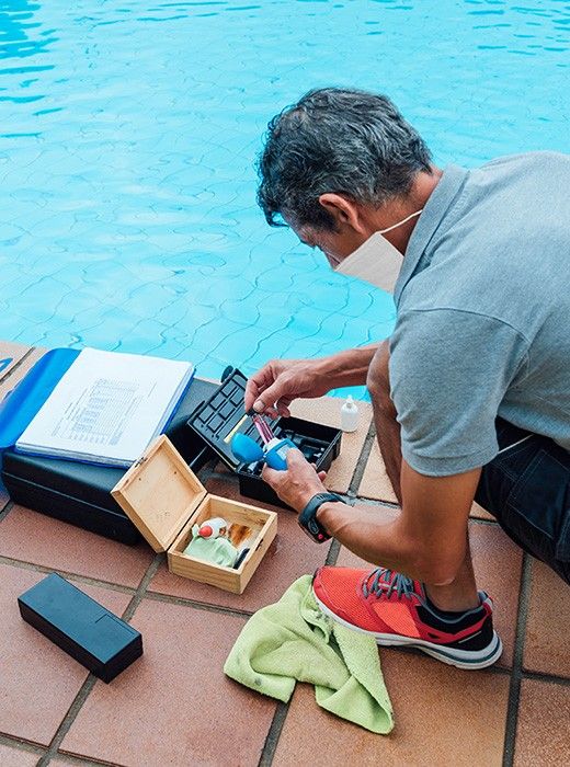 tecnico analisi ph cloro piscina