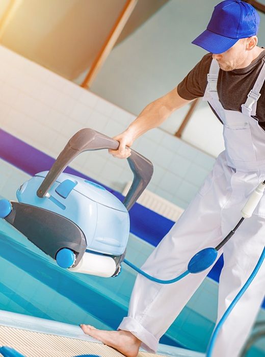 tecnico pulizia apertura stagionale piscina