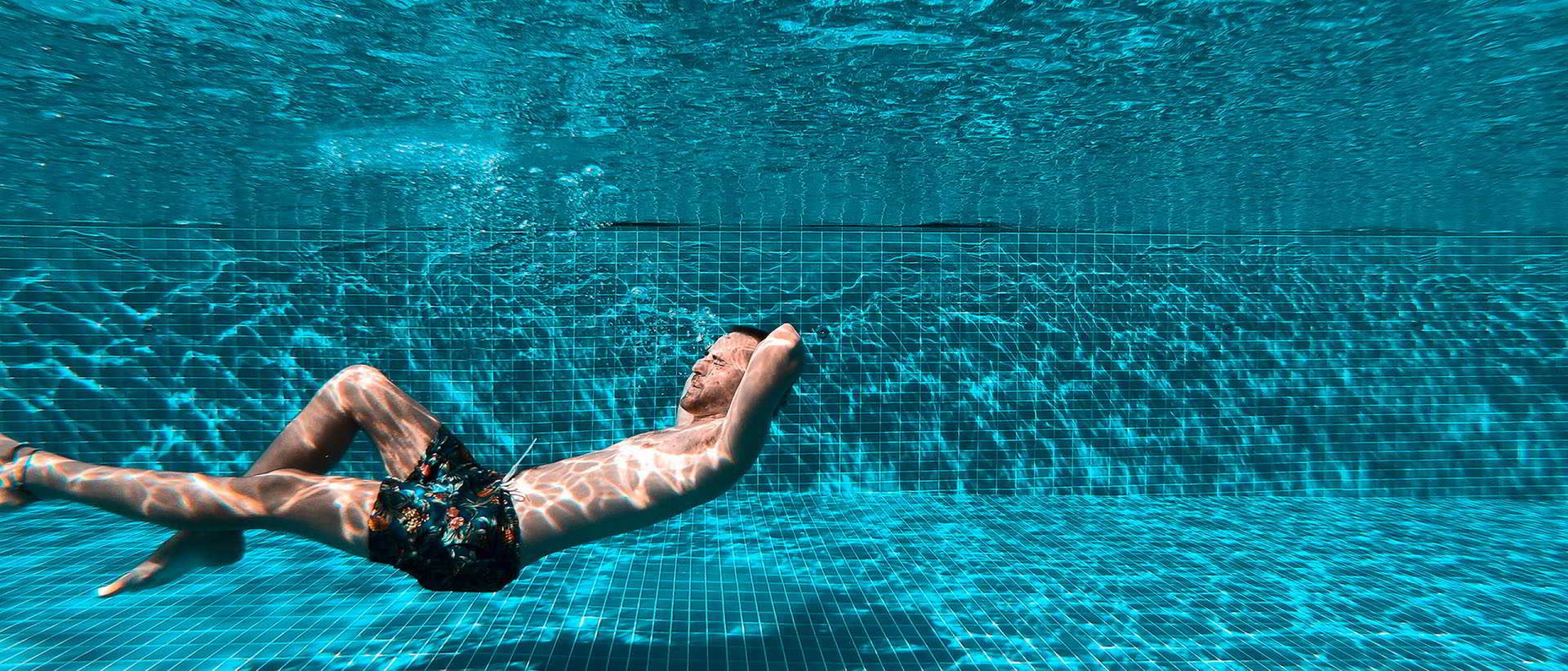 uomo acqua piscina esterna sole